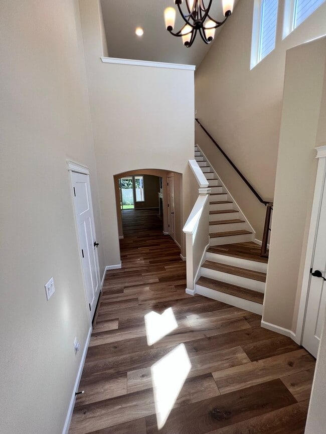 Foto del edificio - Stunning 5 bedroom W/Bed & Full Bath on Main Floor