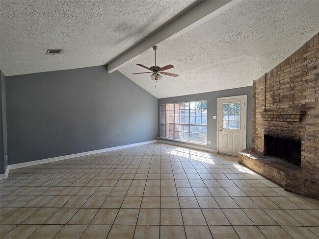 Foto del edificio - 19223 Woodglen Dr