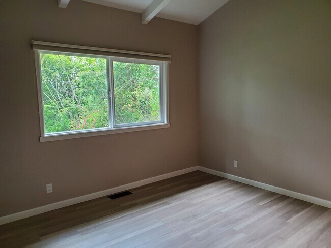 Building Photo - Modern Upgraded 3 bedroom Rambler