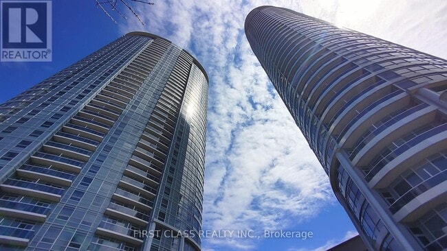 Photo du bâtiment - 135 Village Green Square