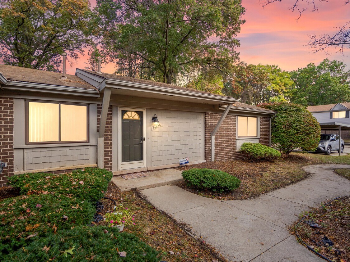 Primary Photo - 26656 Farmbrook Villa Dr