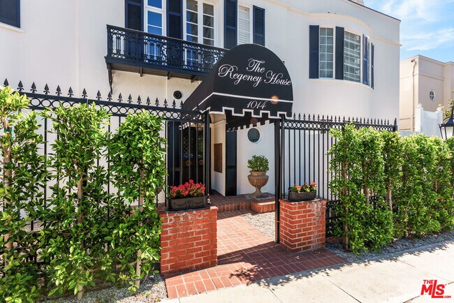 Building Photo - 1014 N Doheny Dr