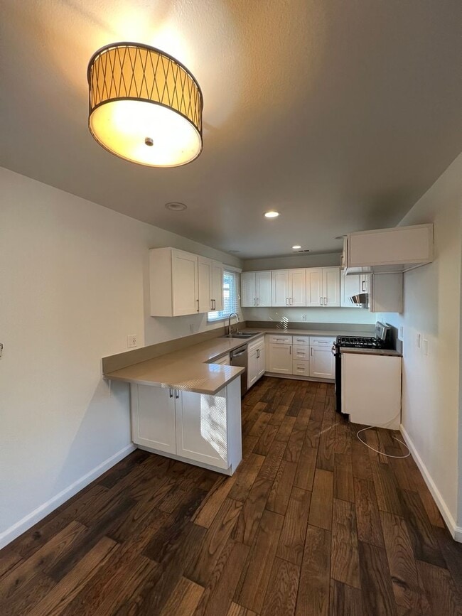 Building Photo - Centrally located single story 3 bed, 2 ba...