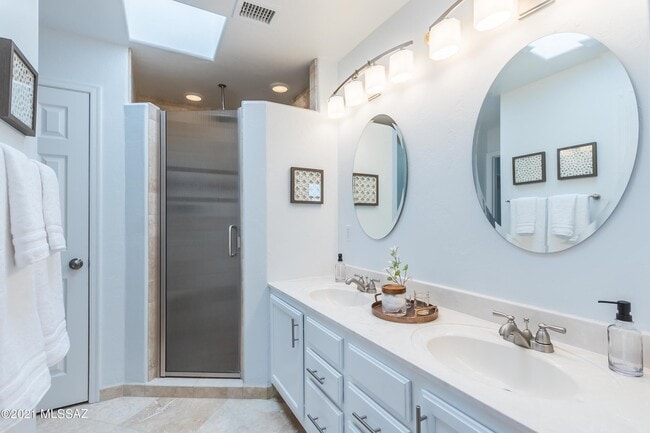 Building Photo - 11086 N Sand Pointe Dr