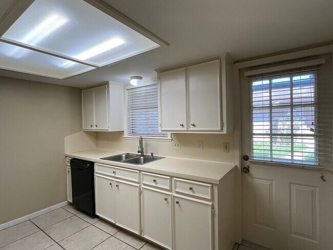 Building Photo - Townhome in the Heart of the Southside!