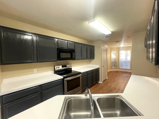 Building Photo - MOVE IN SPECIAL!!!! Cedar Hill home featur...