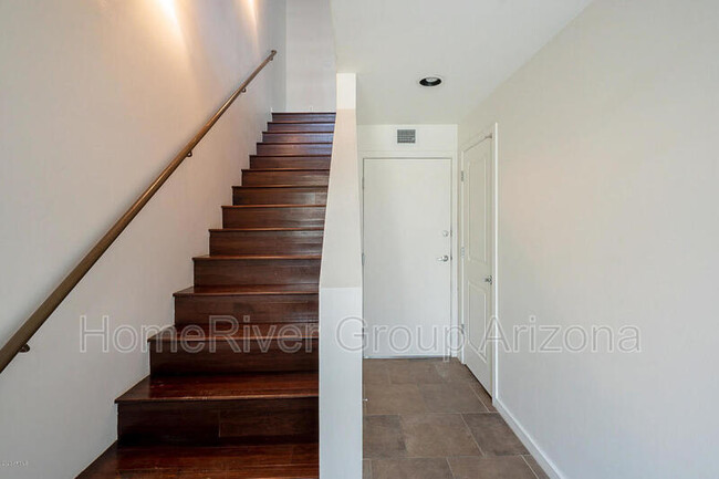 Building Photo - 525 W Lakeside Dr