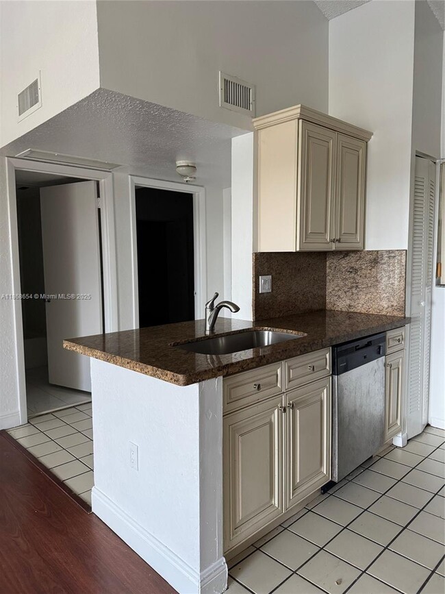 Building Photo - 2881 N Oakland Forest Dr