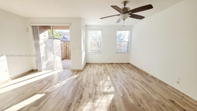 Foto del edificio - 265 Las Brisas Cir