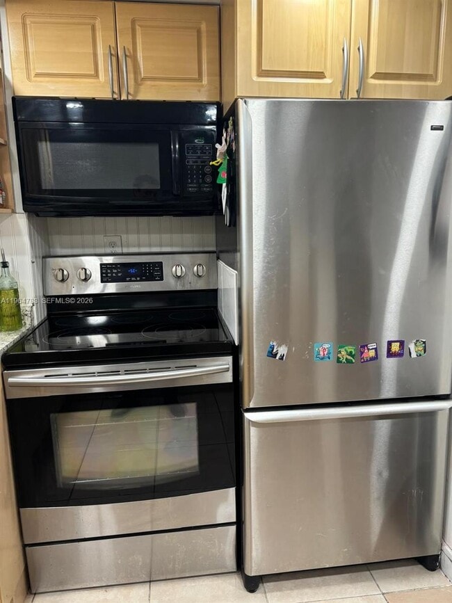 Building Photo - 9365 Fontainebleau Blvd