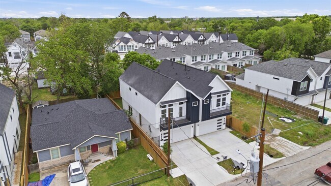 Foto del edificio - 6815 Paris St