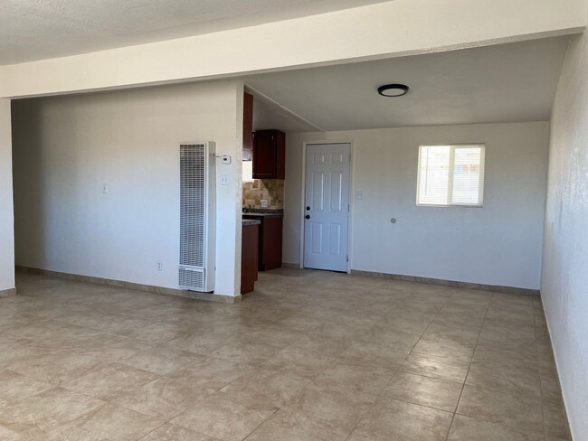 Building Photo - 3 bed  1 bth Available now.. Apply today!