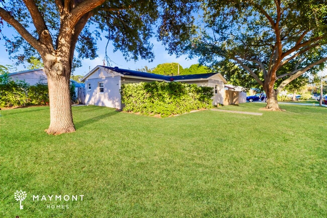 Building Photo - 779 Lynndale St N