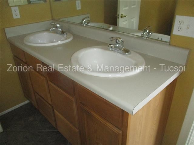 Building Photo - 4bd Beauty!!