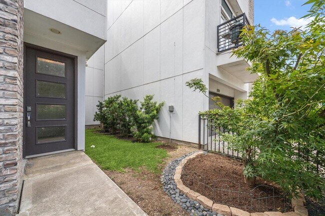 Building Photo - 2119 Arabelle St