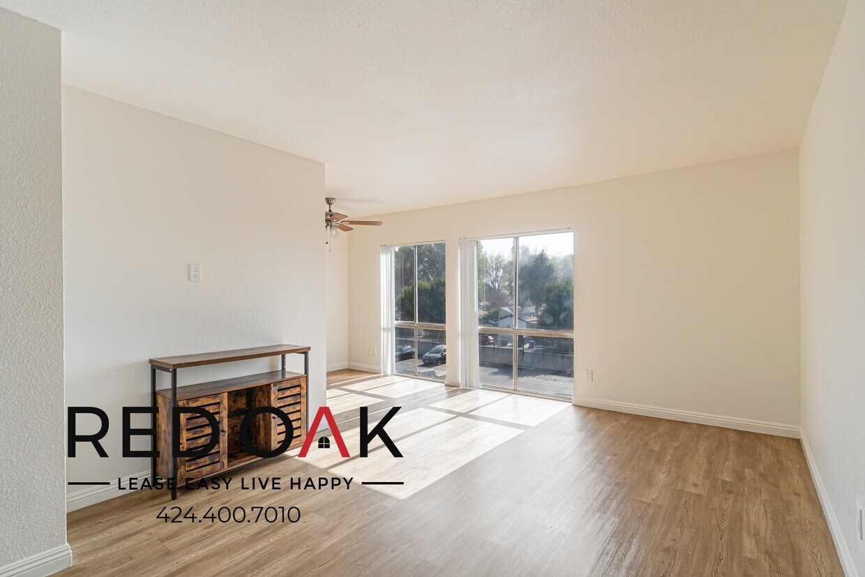 Foto principal - 17830 Sherman Way