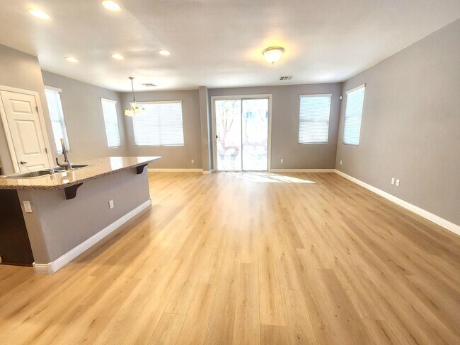 Foto del edificio - Home with Convenient Laundry and Low-Maint...