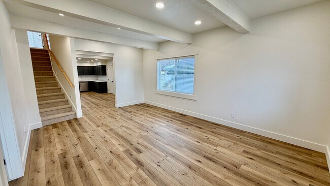 Foto del edificio - 145 N Byron Ave