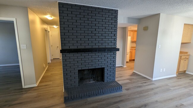 Building Photo - AWESOME FRESHLY REMODELED 3-BEDROOM TOWNHO...