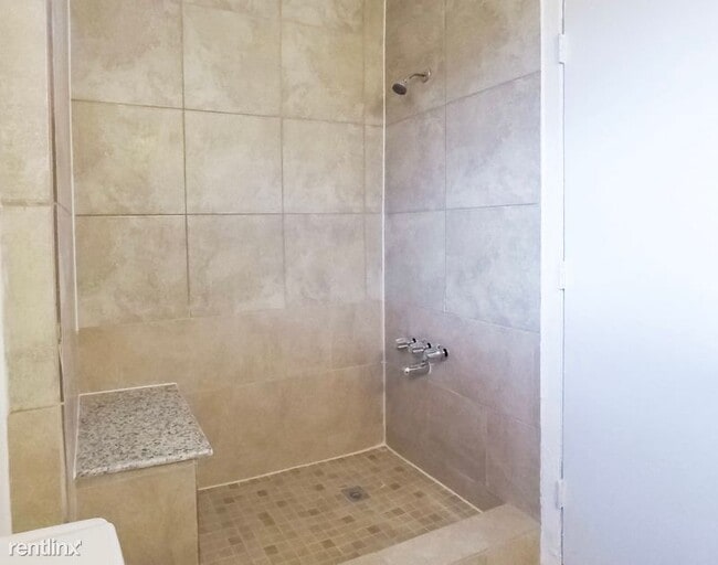 Building Photo - 2 br, 2 bath Townhome - 6603 Brittmoore Rd