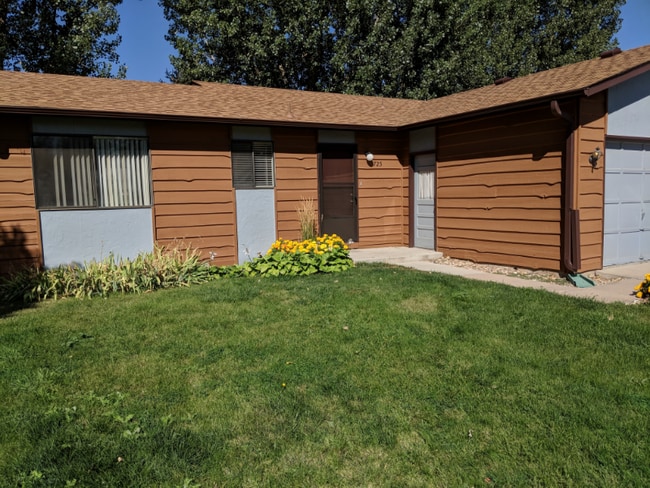 Building Photo - 725 N Hillcrest Dr