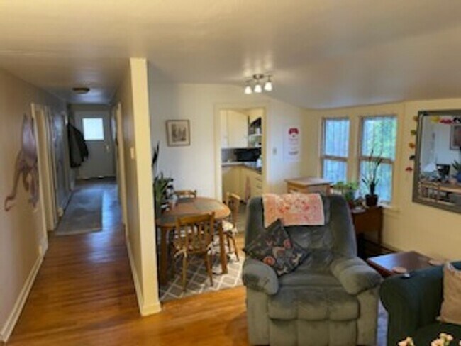 Foto del edificio - 3 Bedroom Upper Unit Very close to Downtow...