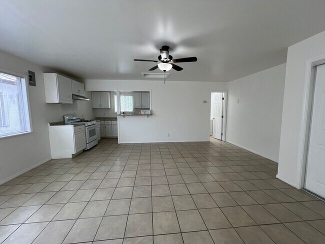 Estudio - 1528 N Waterman Ave