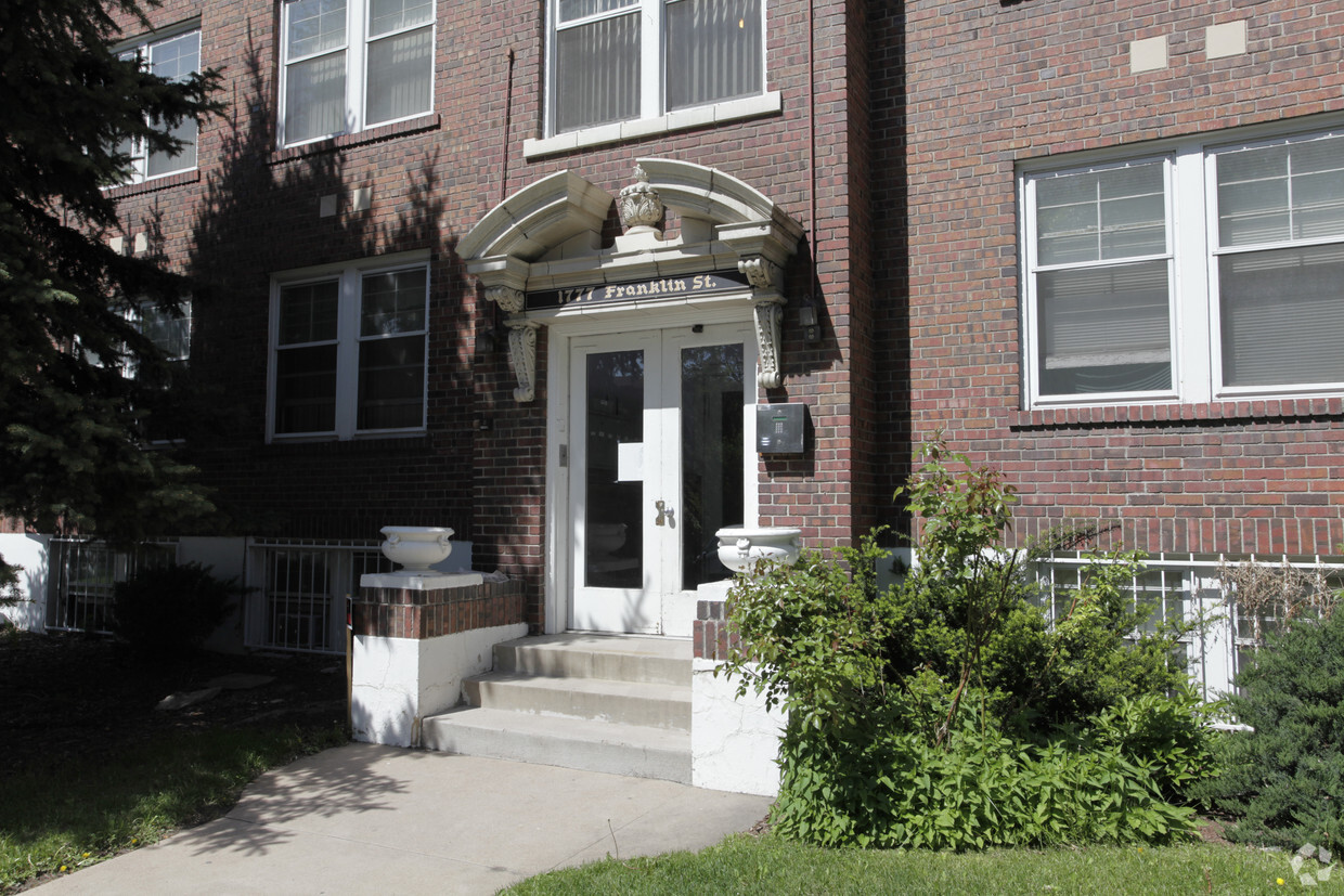 Building Photo - Bainbridge Apartments