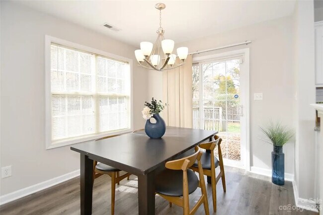 Foto del edificio - 1605 Chapman Ave