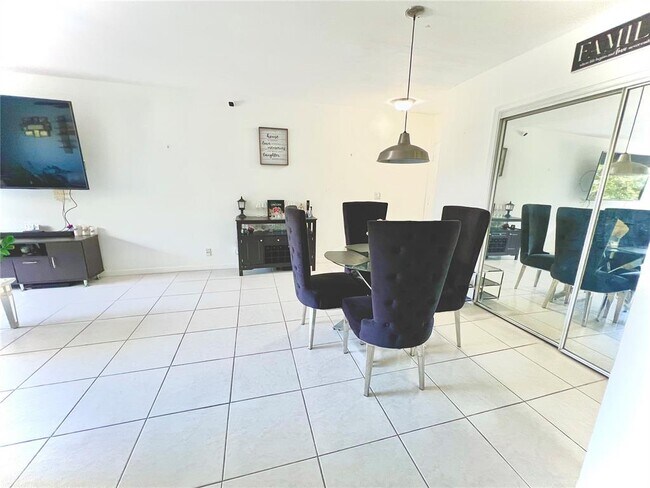 Foto del edificio - 5800 NE 22nd Way