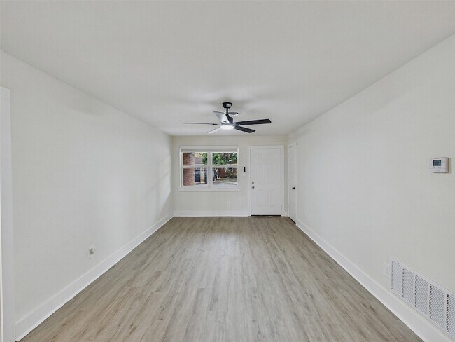 Foto del edificio - 6405 Seco Blvd