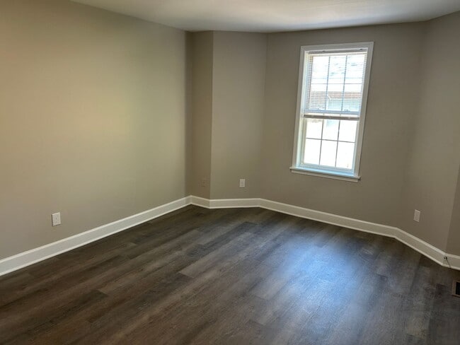 Foto del edificio - 627 W Northwest Blvd