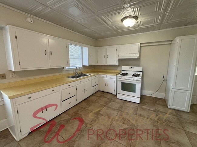 Building Photo - Charming 2-Bedroom, 1-Bath Cottage with Spacious Yard