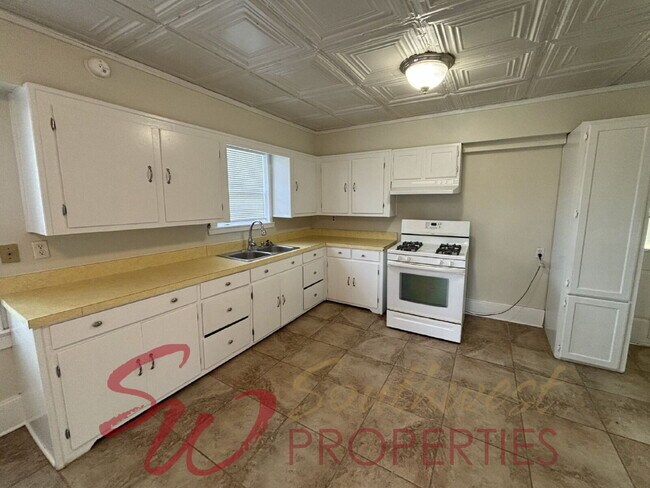 Foto del edificio - Charming 2-Bedroom, 1-Bath Cottage with Spacious Yard