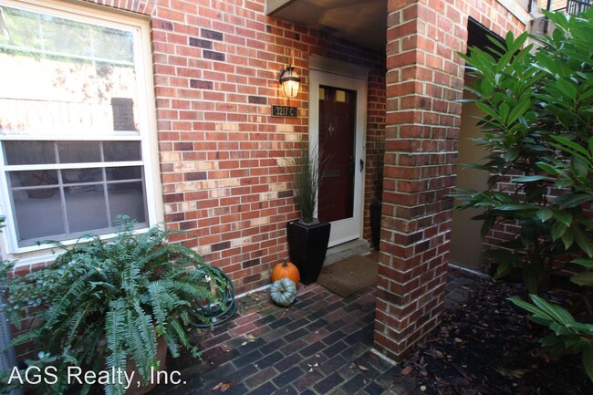 Building Photo - 2 br, 2.5 bath House - 3217-C Sutton Place...