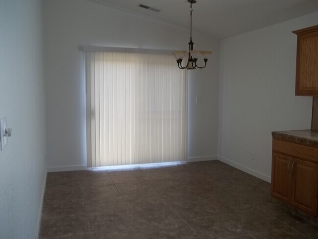 Foto del edificio - 3 BR home near Central High East campus, good access to HWY 99