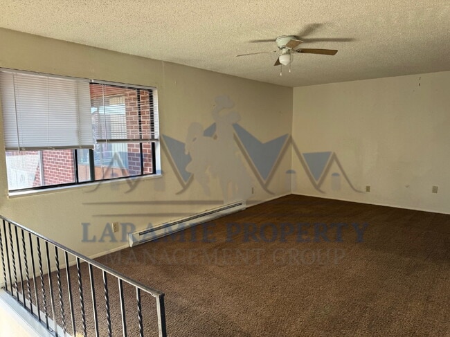 Building Photo - 4 Bed 1.5 Bath Townhouse Style Apartment