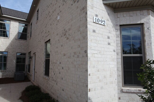 Foto del edificio - Townhome at Runningvine!