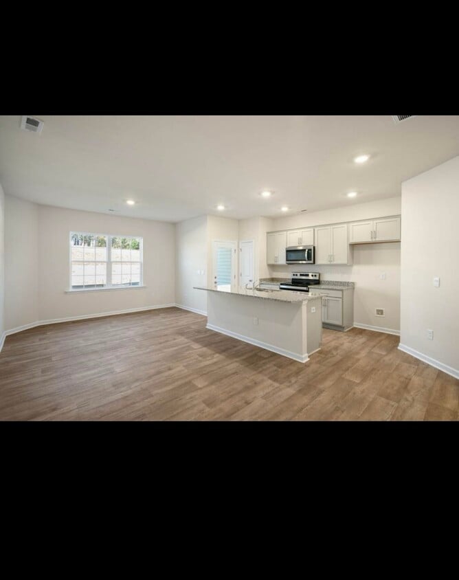 Building Photo - 2311 Lily Dr