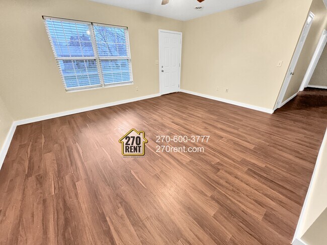 Building Photo - 403 E 7th St