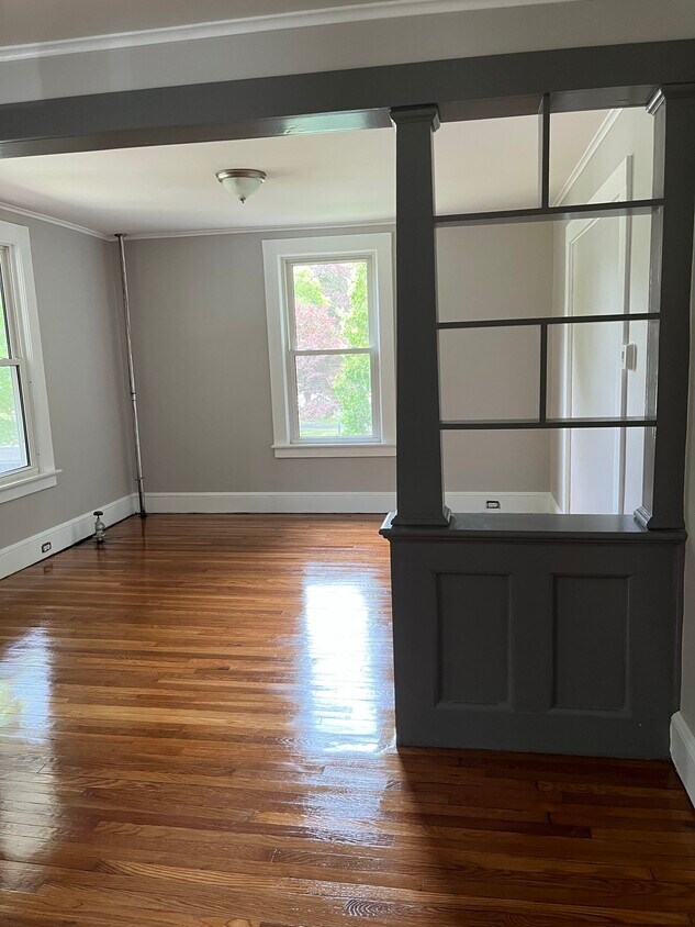 Building Photo - 533 Pleasant St