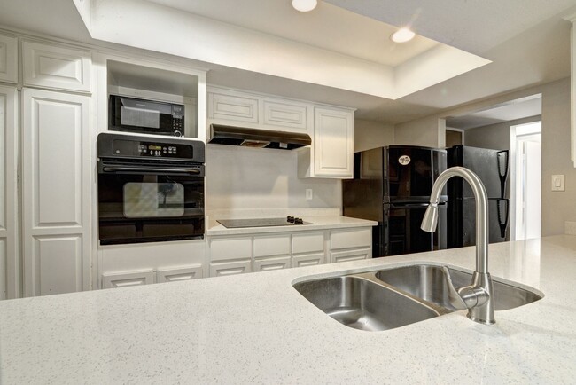 Building Photo - 5 Bed/3 Bath With Pool Backing the 60