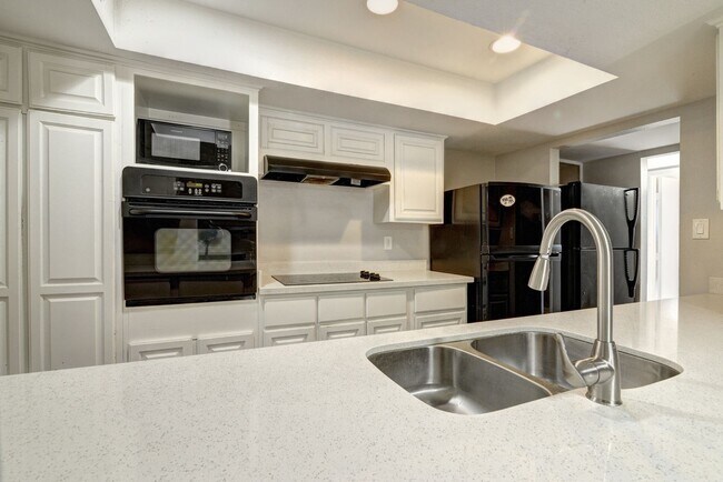 Foto del edificio - 5 Bed/3 Bath With Pool Backing the 60