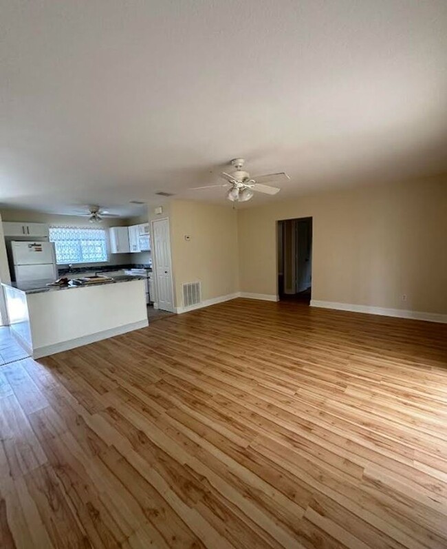 Building Photo - Beautiful 2 Bedroom 2 Bath with garage