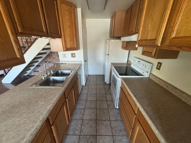 Building Photo - Updated 2 Bed / 1 Bath Condo in Lakeside