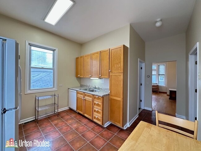 Building Photo - 1829 W Melrose St