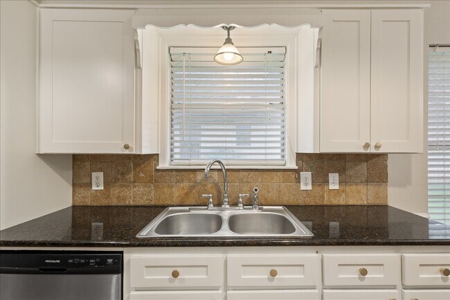 Foto del edificio - 5600 Lake Highlands Dr