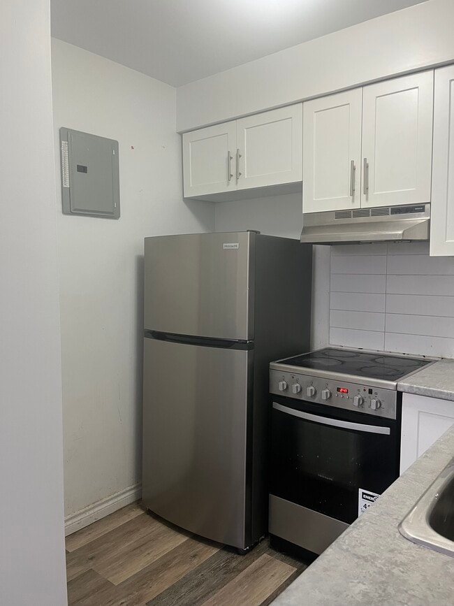 Building Photo - 21 Stirling Ave S