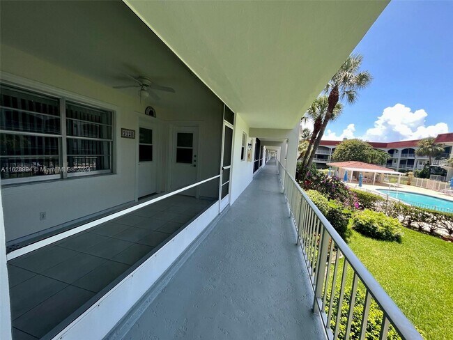 Building Photo - 581 Blue Heron Dr