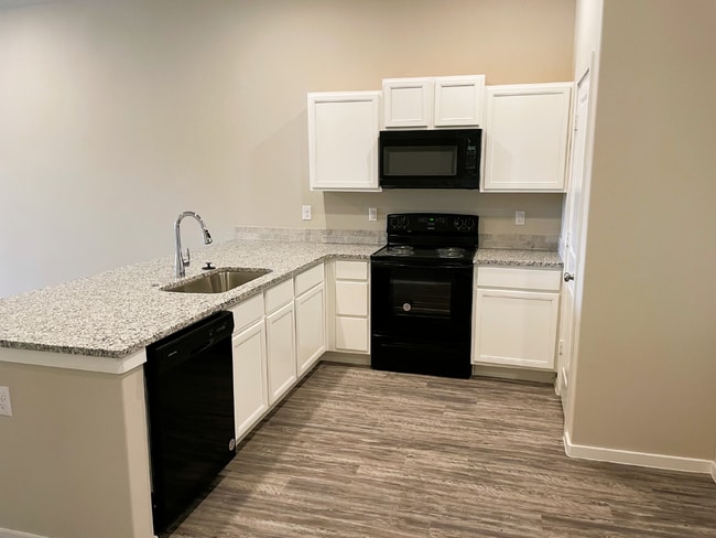 Building Photo - Stunning Home Located in Northwest Corrido...